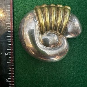 Shell motif pin